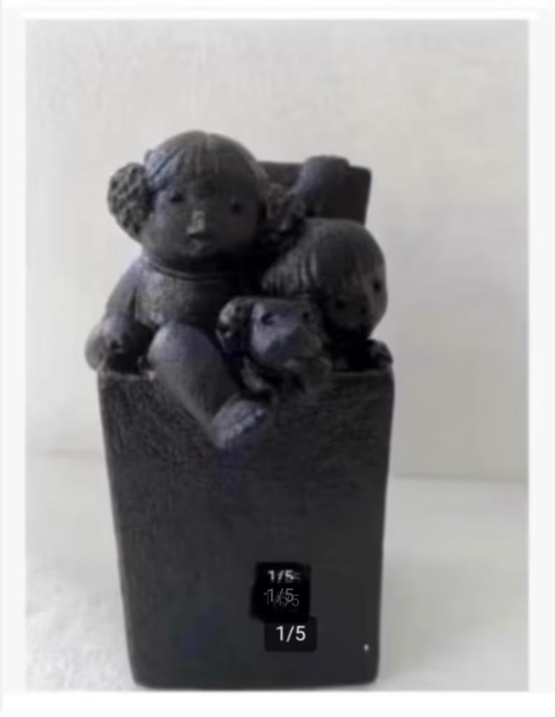 Stone Art beeld twee kindjes met hond in kist 14,5 cm, Verzamelen, Beelden en Beeldjes, Ophalen of Verzenden, Zo goed als nieuw