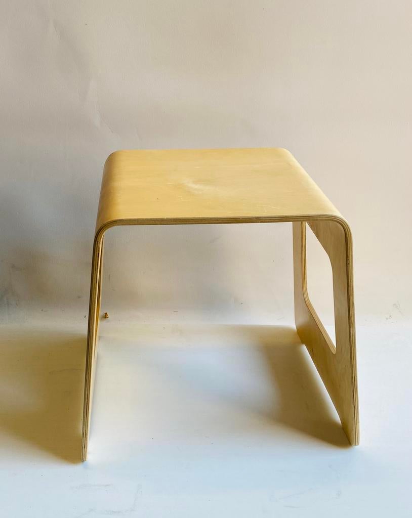 Beukenhouten Ikea kruk / bijzettafel Benjamin, Gebruikt, Ikea, Ophalen of Verzenden, Info@ikea.nl