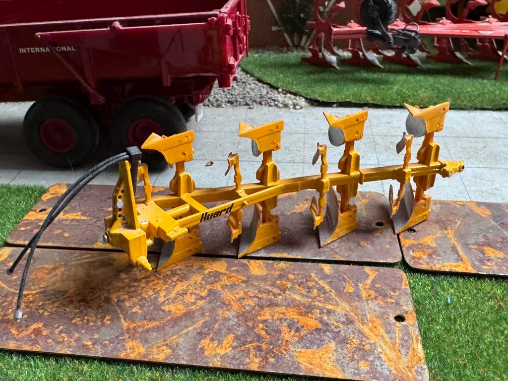 Huard ploeg Replicagri 1:32, Ophalen of Verzenden, Zo goed als nieuw, Tractor of Landbouw, Overige merken