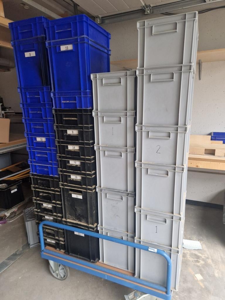 Partij Stapelbakken | Bordenbakken | 105 stuks, Doe-het-zelf en Verbouw, Kratten en Dozen, Ophalen, Zo goed als nieuw, Minder dan 35 cm