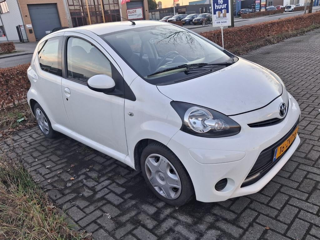 Toyota Aygo 1.0 12V Vvt-i 5DRS 2013 Wit, Voorwielaandrijving, Euro 5, Stof, 4 stoelen