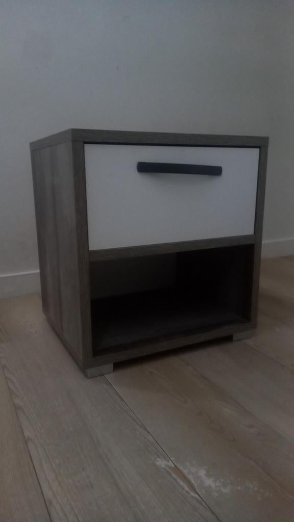 Nachtkastje met lade en open vak, Huis en Inrichting, Slaapkamer | Nachtkastjes, Ophalen, Minder dan 45 cm, Zo goed als nieuw