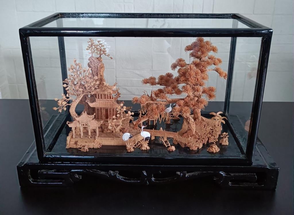 Chinees kurk snijwerk diorama in glazen vitrine, Antiek en Kunst, Ophalen of Verzenden