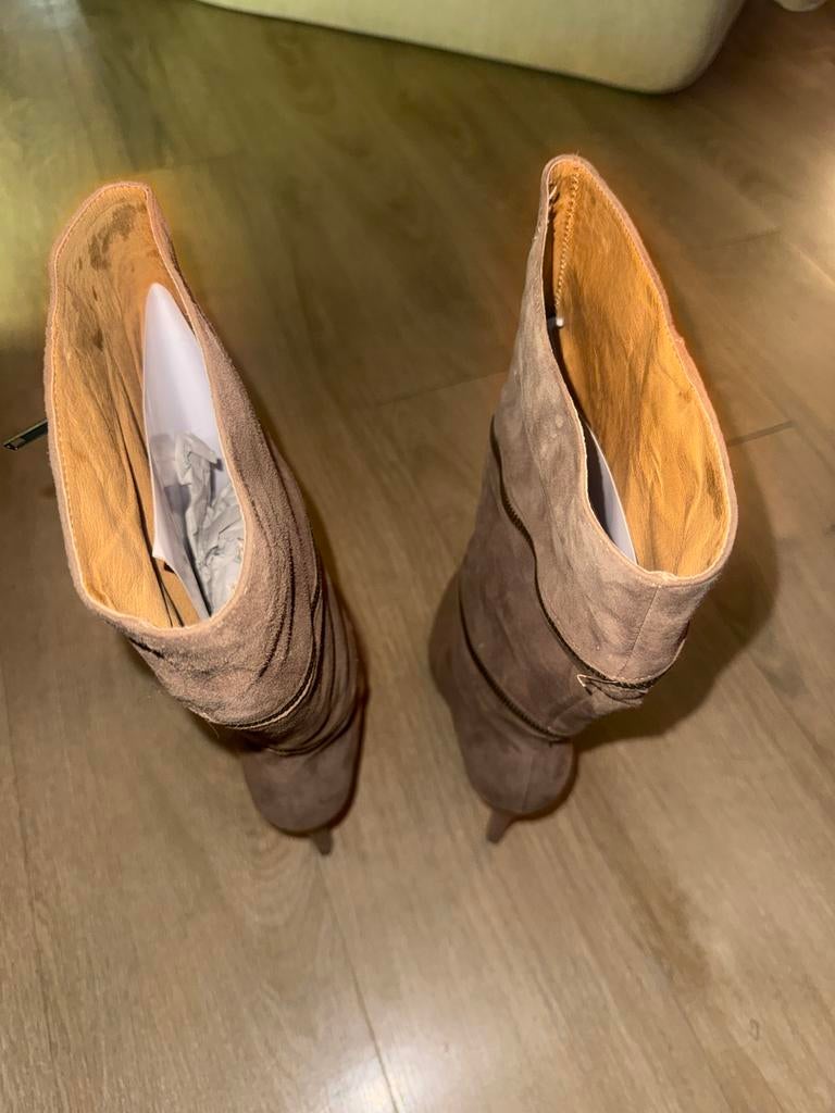 Supertrash Nieuwe suède laarzen met hak - maat 41 (ook 40), Kleding | Dames, Schoenen, Ophalen of Verzenden, Nieuw, Beige, Hoge laarzen