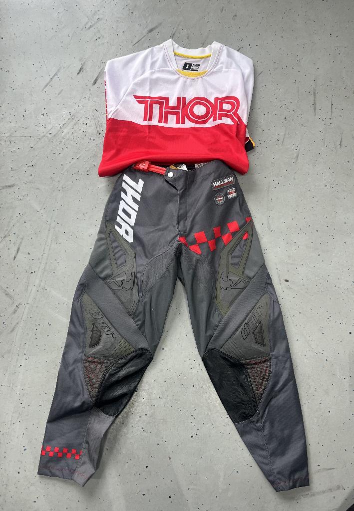 Nieuw THOR cross pak, crosskleding rood, nieuw met kaartje, Motoren, Kleding | Motorkleding, Motorcrosskleding, Nieuw met kaartje