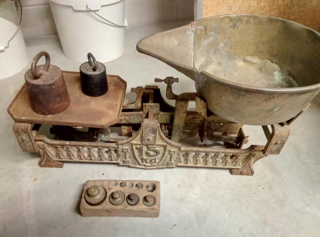 Antieke weegschaal, Ophalen