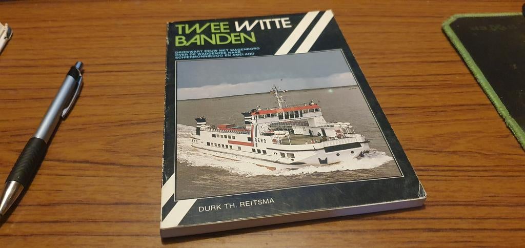 Twee witte banden - Wagenborg, Schiermonnikoog, Ameland 1987, Boeken, Geschiedenis | Stad en Regio, Ophalen of Verzenden, Gelezen