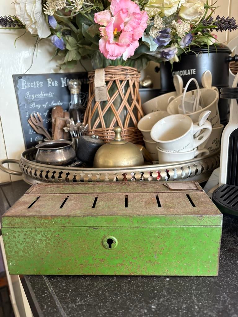 Brocante spaarpot/blik uit Engeland,groen, Ophalen of Verzenden