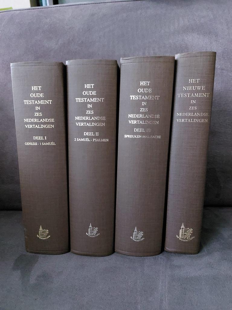 Het Oude en Nieuwe Testament in zes Nederlandse vertalingen, Ophalen of Verzenden, Zo goed als nieuw, Christendom | Protestants