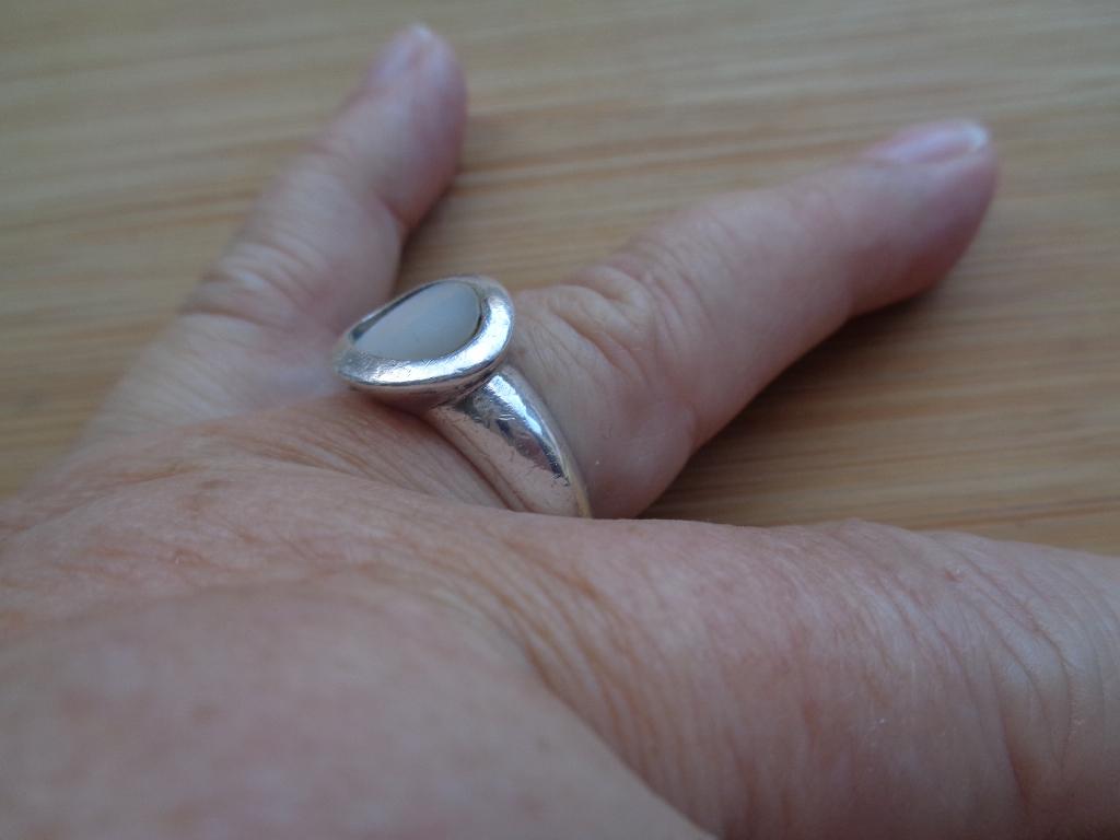 zilveren royale ring met wit parelmoer [208], Verzenden, Zo goed als nieuw, 17 tot 18, Dame