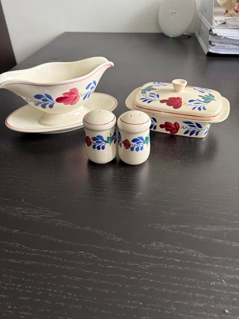 Boerenbont set: juskom, botervloot, peper- en zoutstel, Gebruikt, Overige typen, Ophalen of Verzenden, Aardewerk