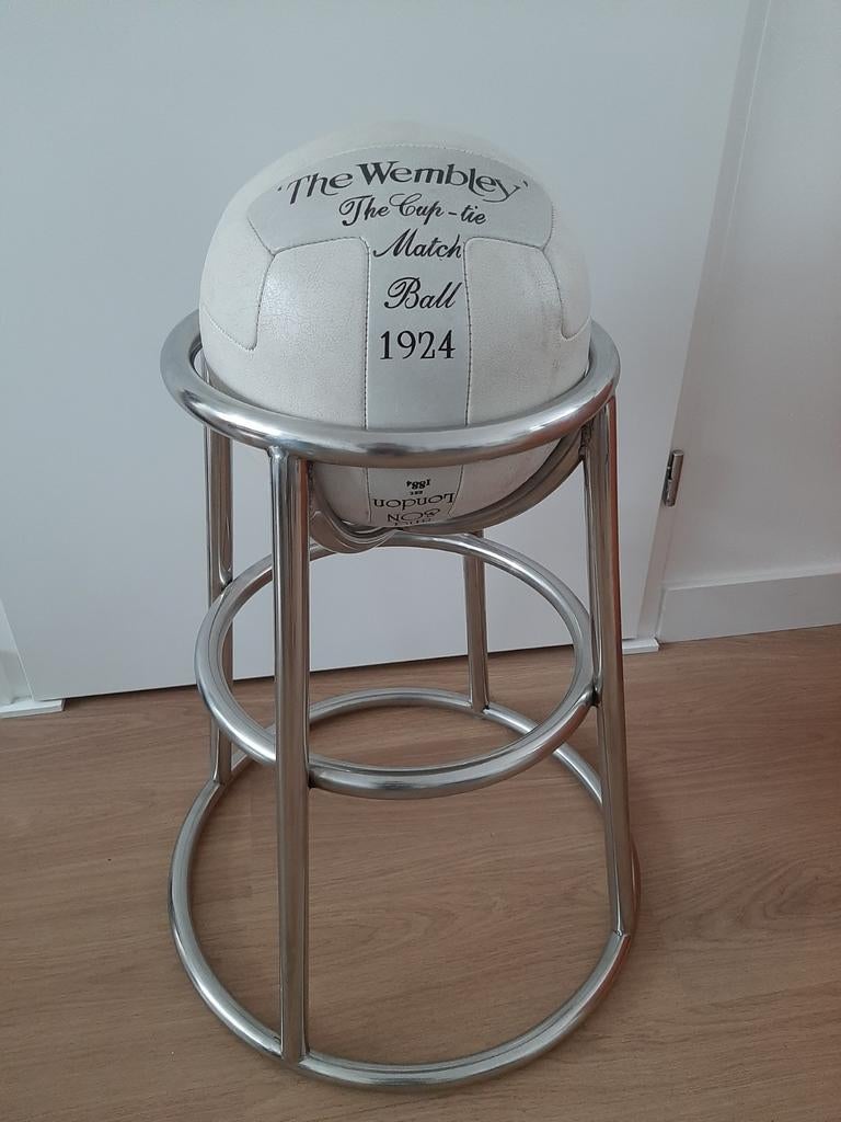 Vintage barkruk The Wembley Cup 1924 jaren 70/80., Huis en Inrichting, Barkrukken, Ophalen, Gebruikt, Met voetsteun, 60 tot 90 cm