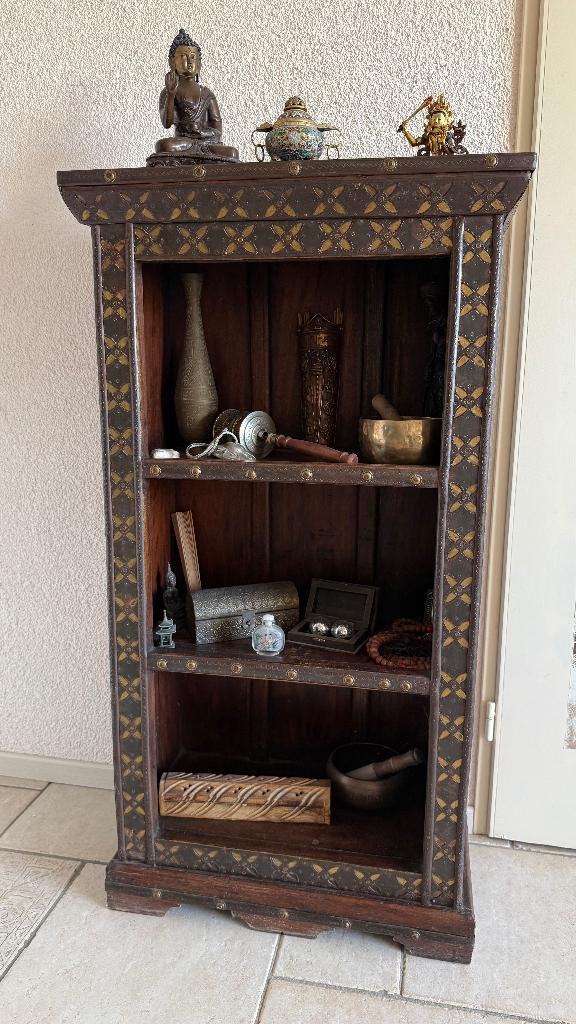 Kast Tibetaans Boeddhisme met voorwerpen en Boeddha's, Antiek en Kunst, Ophalen