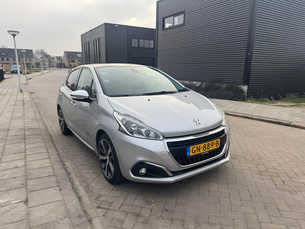 Peugeot 208 1.2 110pk Full option DIS VV Nieuw APK met PANO., Auto's, Voorwielaandrijving, 40 €/maand, Origineel Nederlands, Handgeschakeld