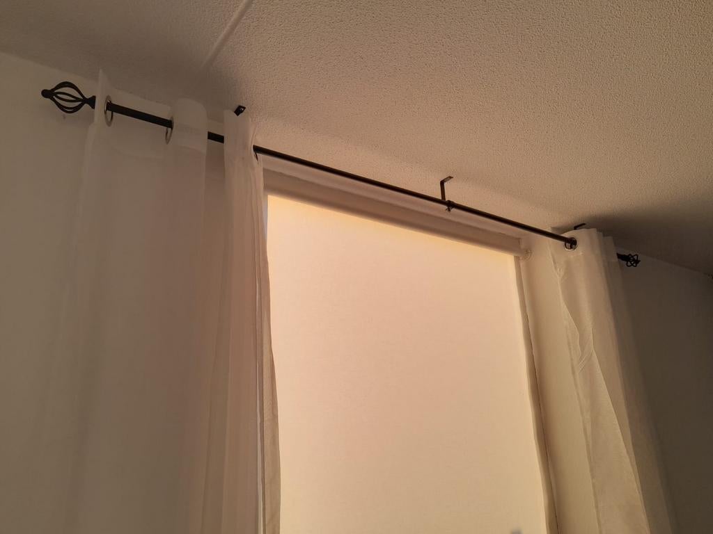 Zwart metalen gordijnroede 2m met sierlijke zijkanten, Ophalen of Verzenden, Zo goed als nieuw, Zwart, Minder dan 100 cm