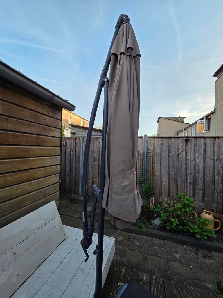 Taupe parasol met voet, Tuin en Terras, Ophalen, Gebruikt, Zweefparasol
