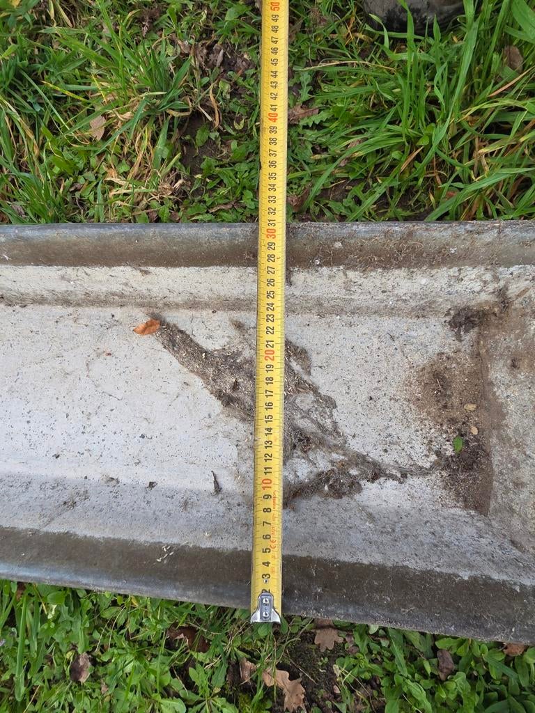 Te koop ijzeren voerbakken., Meerdere dieren, Varken