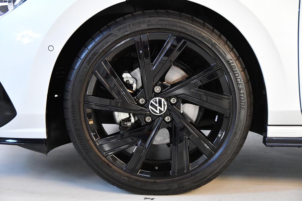 Volkswagen Golf 1.5 eTSI R-LINE PANO H&K VOL, Gebruikt, Origineel Nederlands, Bedrijf, Parkeerassistent