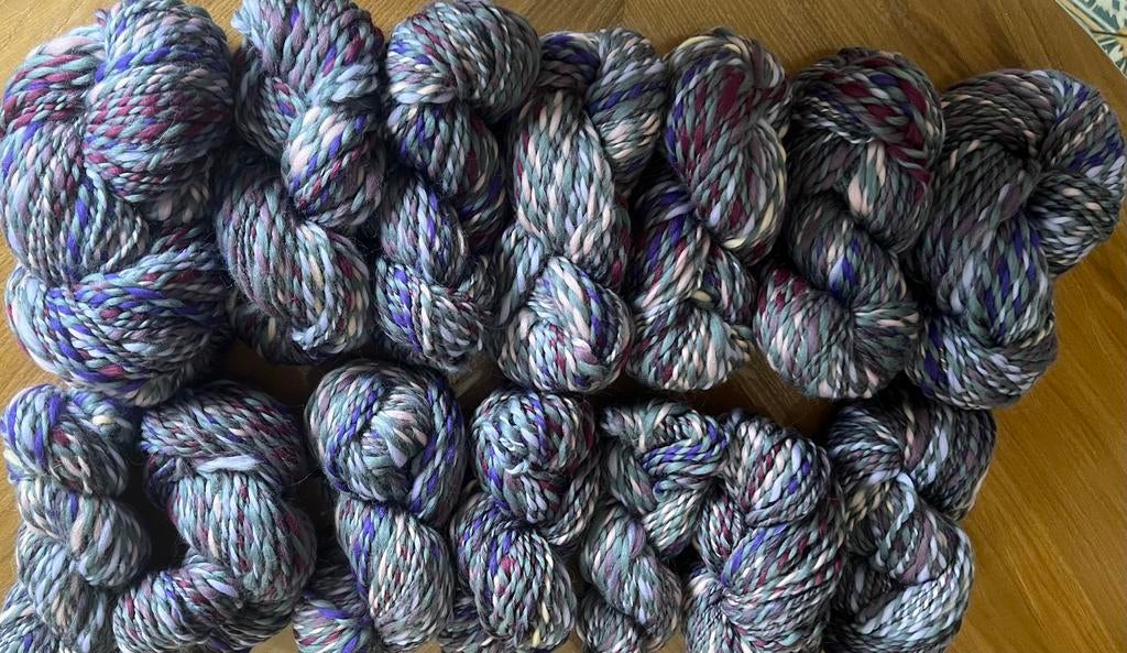 Gesponnen wol, 1251 gram, Hobby en Vrije tijd, Breien en Haken, Ophalen of Verzenden, Nieuw, Breien of Haken, Wol of Garen