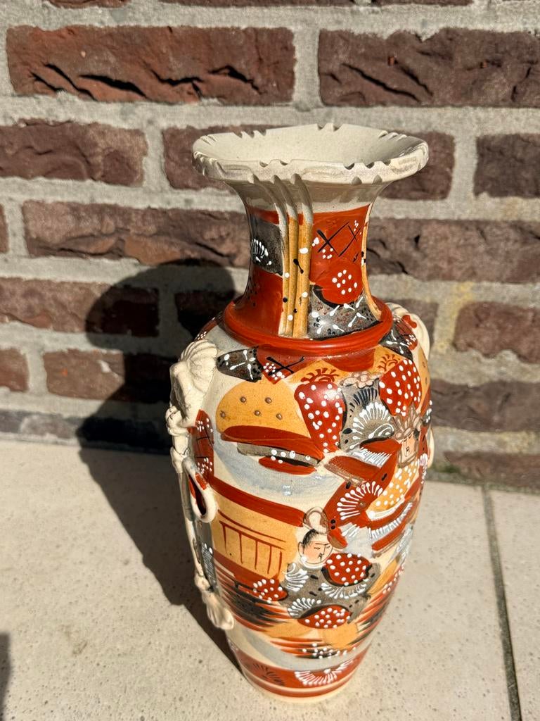 Antieke Japanse Satsuma Vaas met Reliëf en Handgeschilderd, Antiek en Kunst, Ophalen of Verzenden