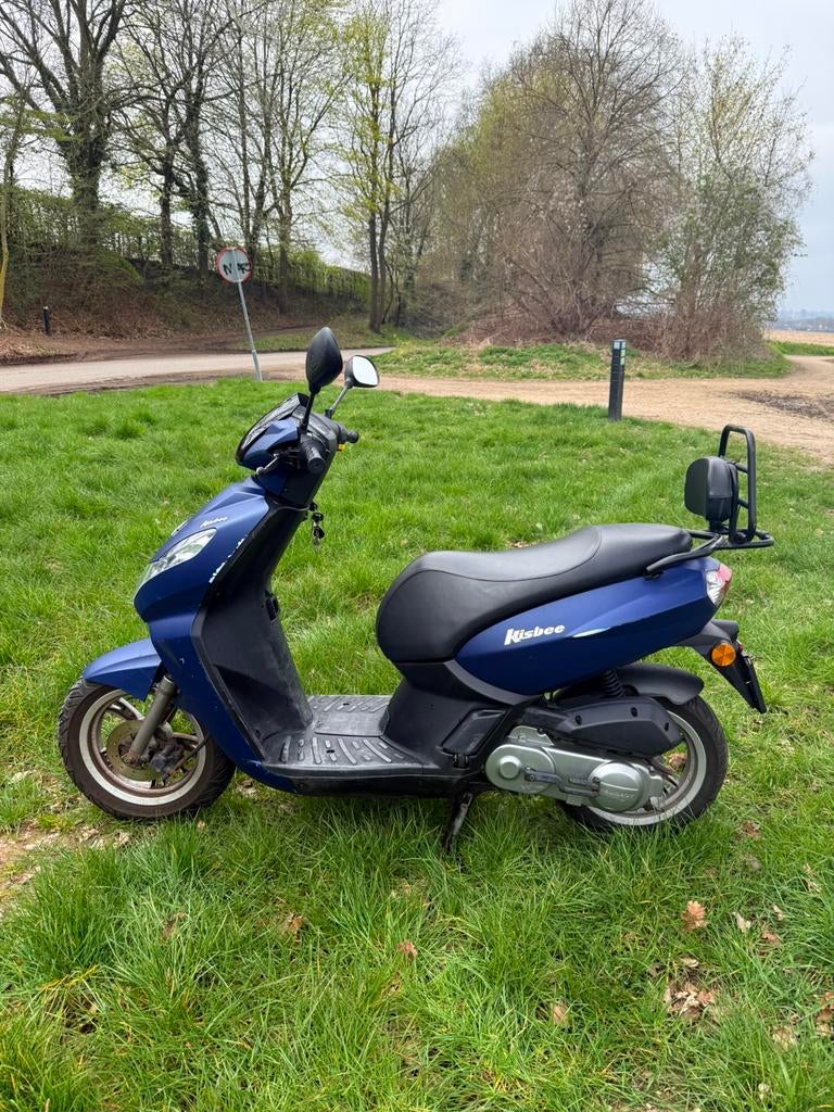 Peugeot Kisbee scooter + 2 helmen – rijklaar, Ophalen, Gebruikt, Overige modellen, Maximaal 45 km/u