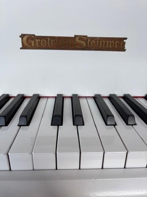 Te koop Grotrian Steinweg mini vleugel wit, Muziek en Instrumenten, Piano's, Ophalen, Gebruikt, Wit, Hoogglans