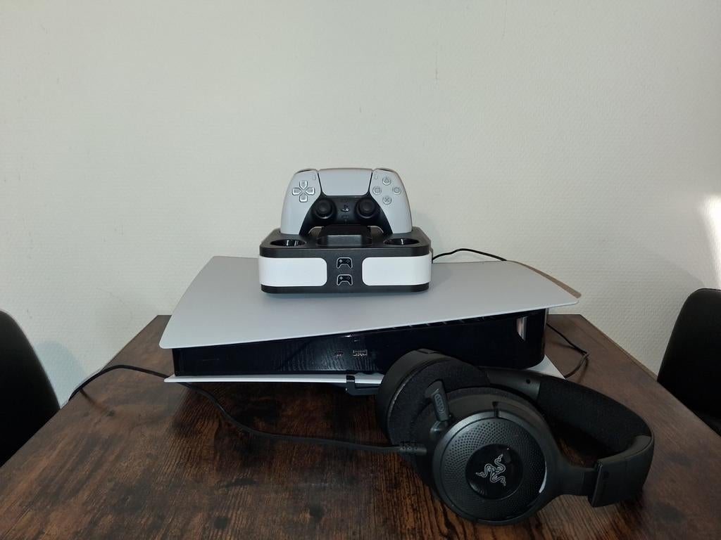 “PS5 Digital Edition + Controller + Charging Dock + Razer He, Ophalen of Verzenden, Zo goed als nieuw, Playstation 5 Digital