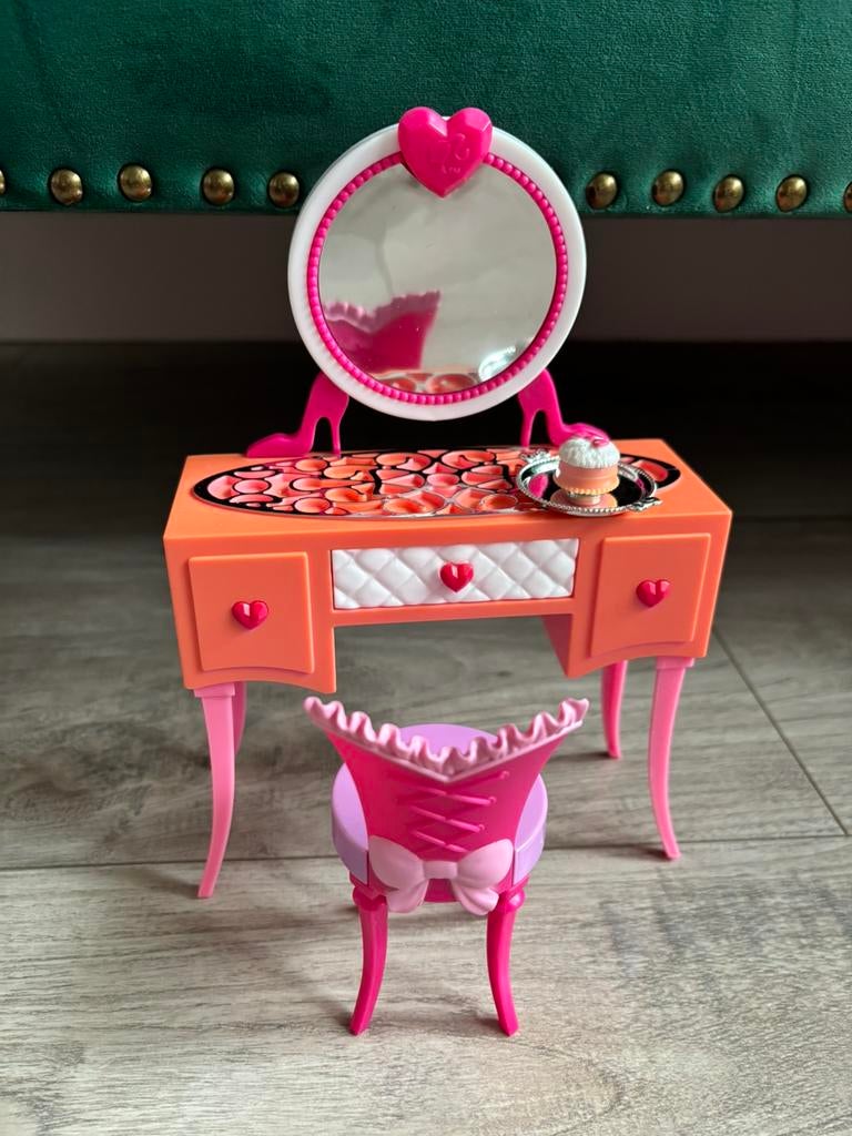 Barbie kaptafel met stoel en accessoires, Ophalen of Verzenden, Zo goed als nieuw, Barbie
