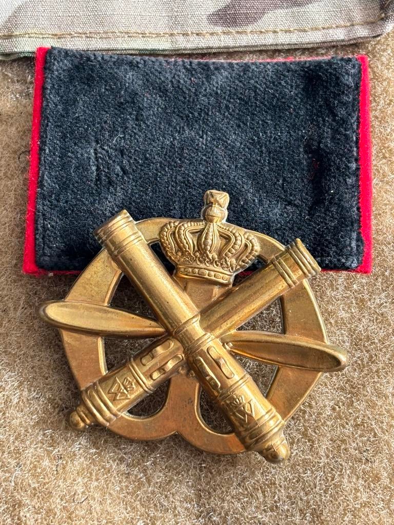 Baret embleem luchtdoel artillerie pootjes direct, Verzamelen, Verzenden, Landmacht, Nederland, Embleem of Badge