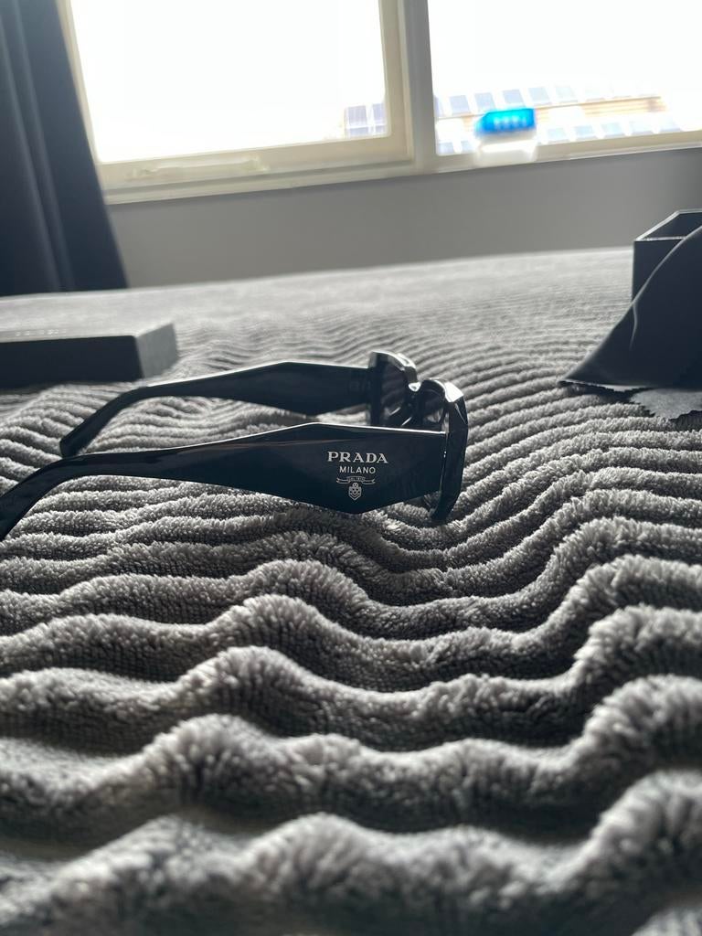 Prada Zonnebril Nieuw met prijskaartje, Verzenden, Nieuw, Zwart, Zonnebril