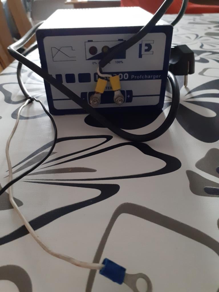 Acculader 2, Caravans en Kamperen, Caravan accessoires, Ophalen, Gebruikt