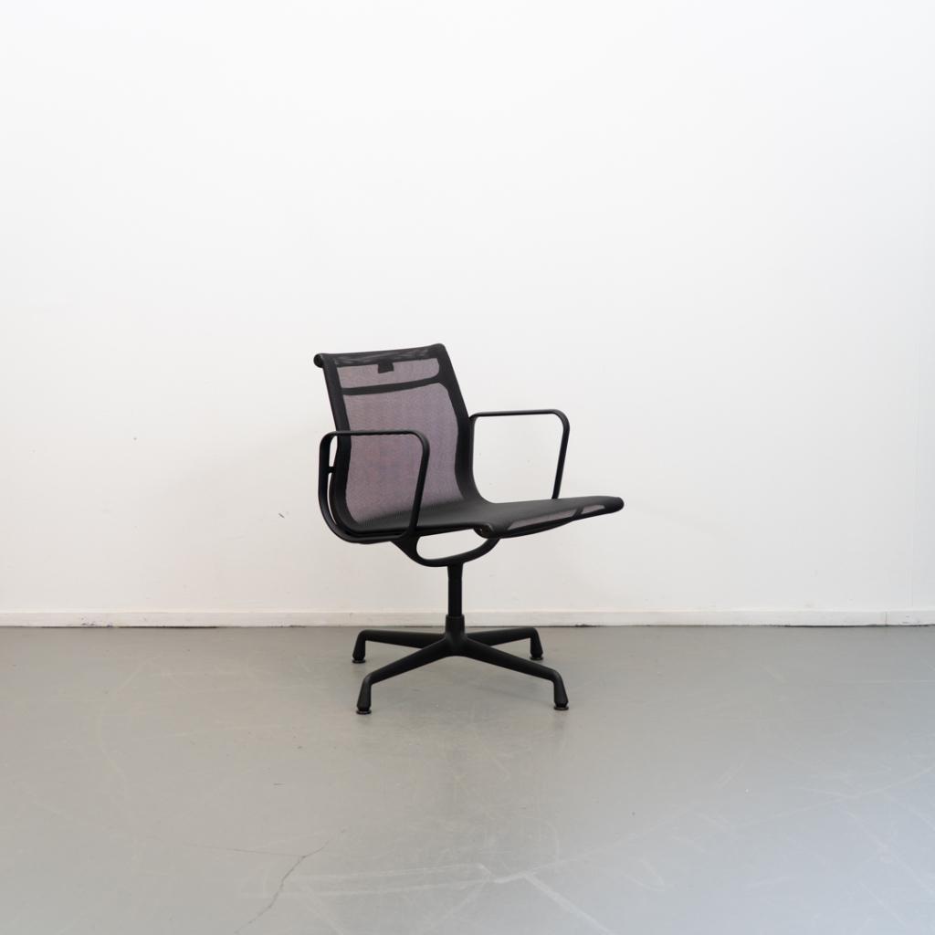 1 Vitra Eames  Ea 108 Zwart netweave zwart frame