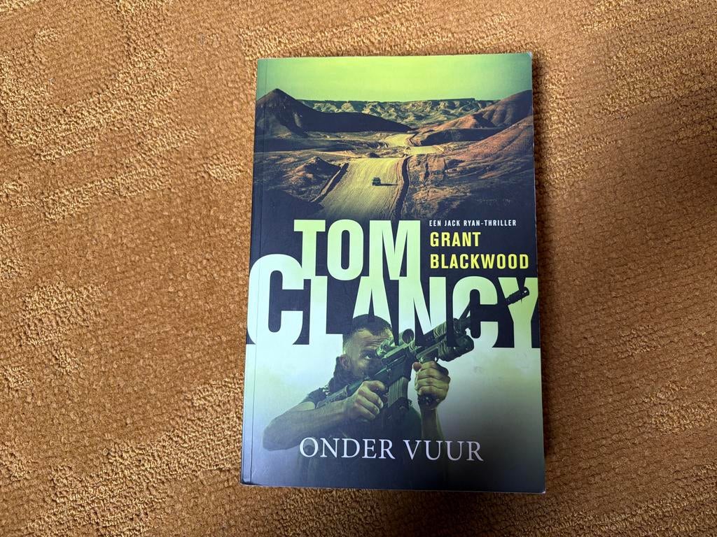 Tom Clancy - Onder Vuur, Boeken, Ophalen of Verzenden, Gelezen, Nederland