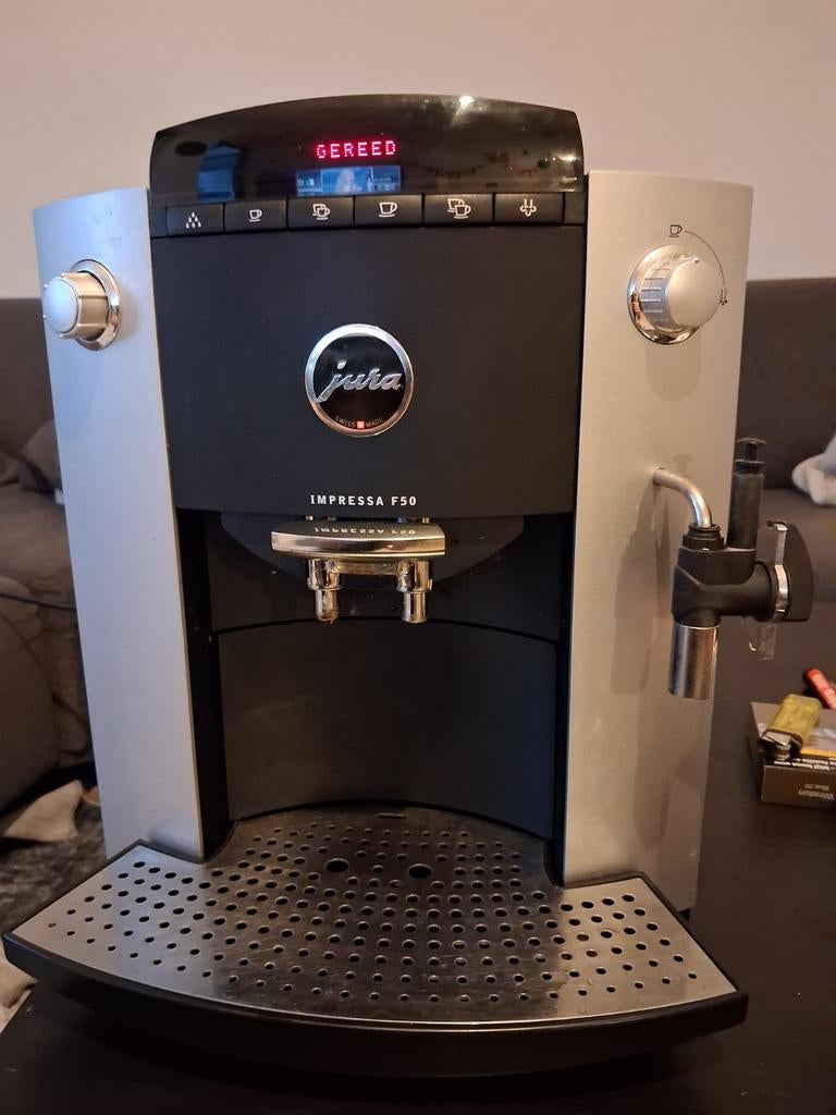 Jura Impressa F50 volautomatische espressomachine, Gebruikt, 10 kopjes of meer, Koffiemachine, Afneembaar waterreservoir