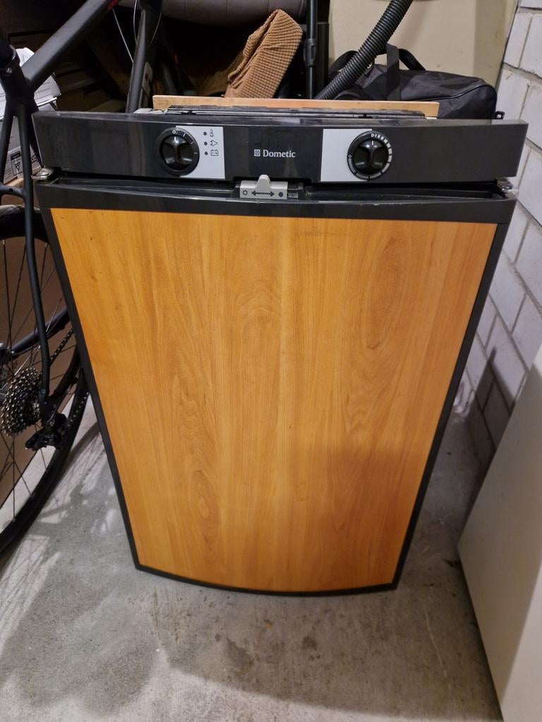 Dometic koelkast met vriesvak 230V,12V en gas aansluiting, Ophalen