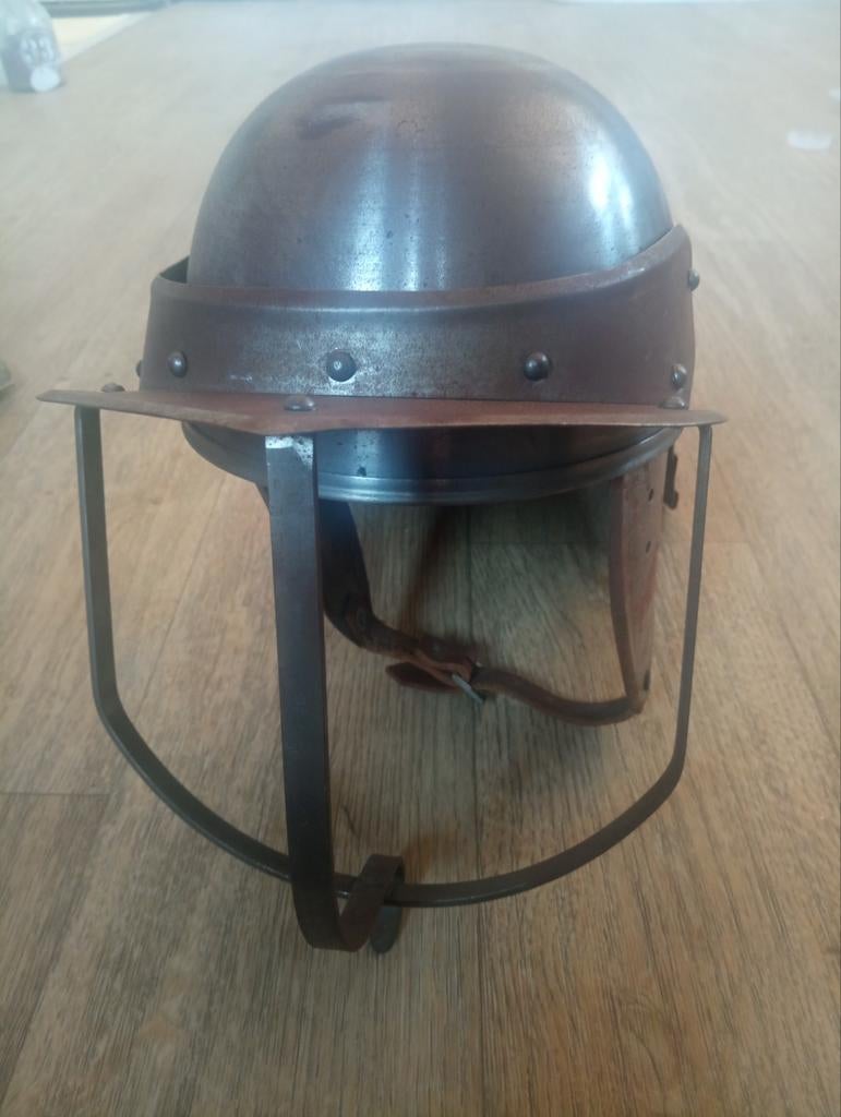 Replica militaire helm met vizier, Verzamelen, Militaria | Algemeen, Ophalen of Verzenden, Overige soorten, Overige gebieden, Helm of Baret