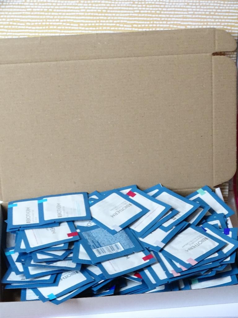 Doos met 200 Biotherm proefjes/samples, Ophalen of Verzenden, Nieuw, Gehele gezicht, Verzorging
