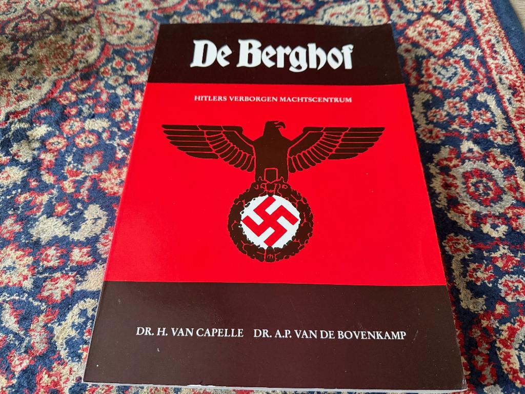 De Berghof. Hitlers verborgen Machtscentrum., Boeken, Tweede Wereldoorlog, H. van Capelle e.a., Ophalen of Verzenden, Zo goed als nieuw
