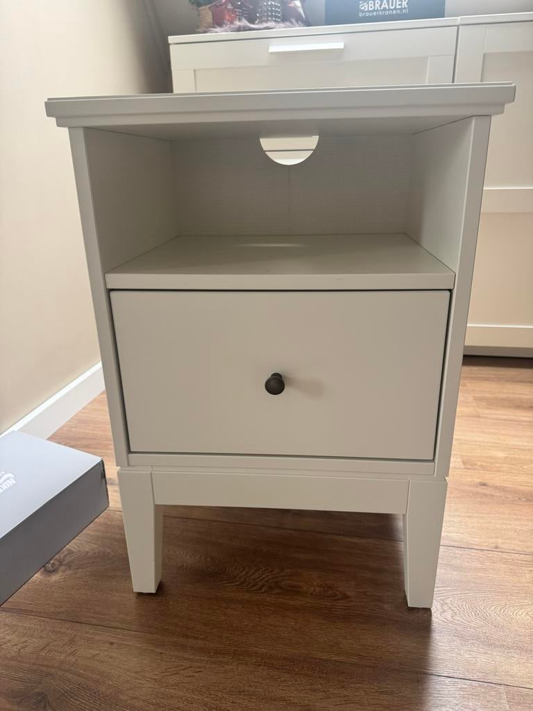 Ikea IDANÄS nachtkastje - Zo goed als nieuw, Huis en Inrichting, Slaapkamer | Nachtkastjes, Ophalen, 55 tot 70 cm, Zo goed als nieuw