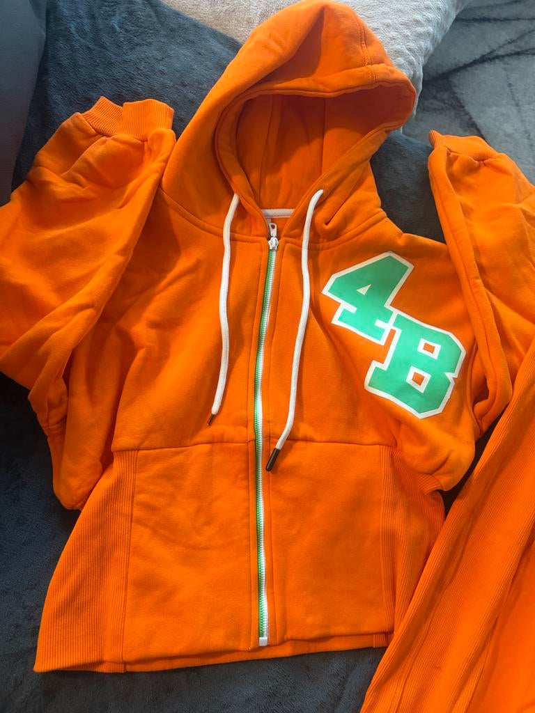 Oranje trainingspak met '48' en 'DO EVERY THING' opdruk, Ophalen of Verzenden, Zo goed als nieuw, Maat 38/40 (M), Oranje