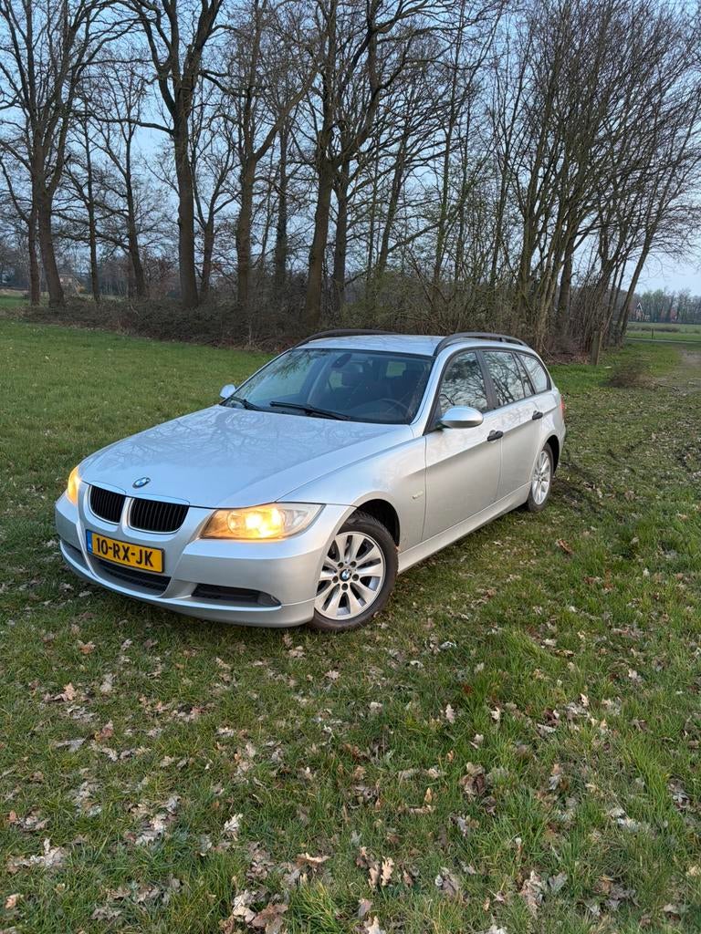 Nette BMW e91 320i touring nieuwe APK, Auto's, BMW, Bedrijf, 3-Serie, Benzine, Stationwagon, Handgeschakeld, Zilver of Grijs, Achterwielaandrijving