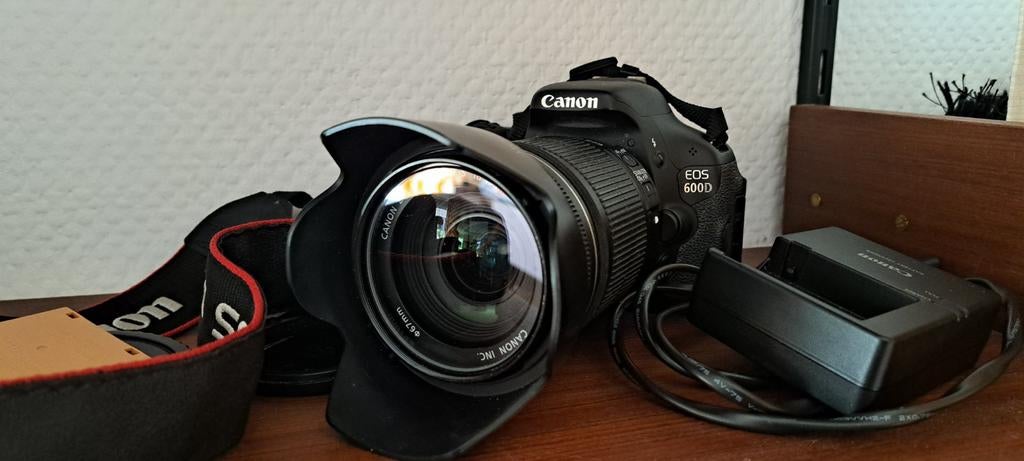 Canon eos 600D inclusief ef-s 18-135 IS lens, 18 Megapixel, Canon, Ophalen of Verzenden, Zo goed als nieuw