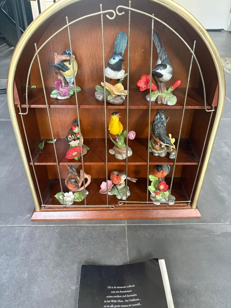 Franklin Porcelain vogels en bloemen beeldjes in vitrine, Ophalen of Verzenden, Gebruikt, Dier
