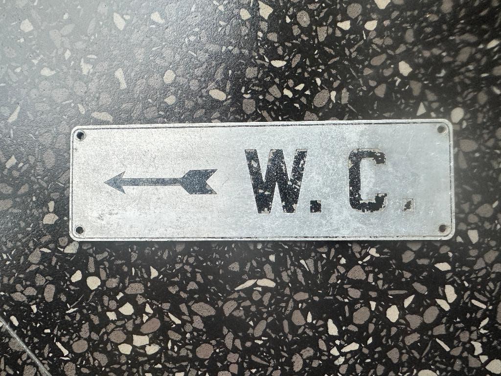 Oud W.C. WC Toilet bordje. Aluminium bod. 17,9 x 5,5 cm., Ophalen of Verzenden, Gebruikt, Reclamebord
