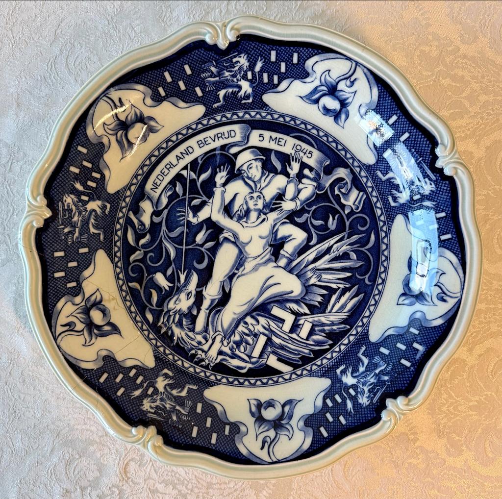 Delfts Blauw Bevrijdingsbord 1945 - Nederland Bevrijd, Ophalen of Verzenden