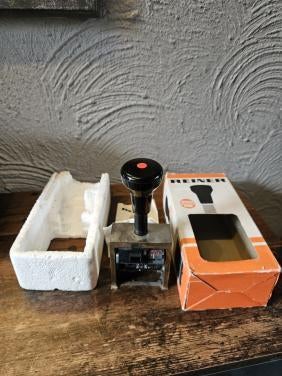 Vintage Reiner Nummereerstempel B6-6K in originele doos, Ophalen of Verzenden, Zo goed als nieuw, EZ-mounted stempel
