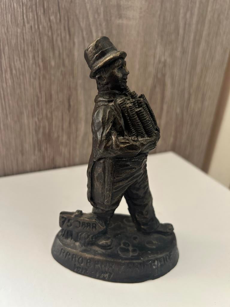 Bronzen beeldje Rabobank Mariënvelde 75 jaar (1912-1987), Ophalen of Verzenden, Zo goed als nieuw, Mens