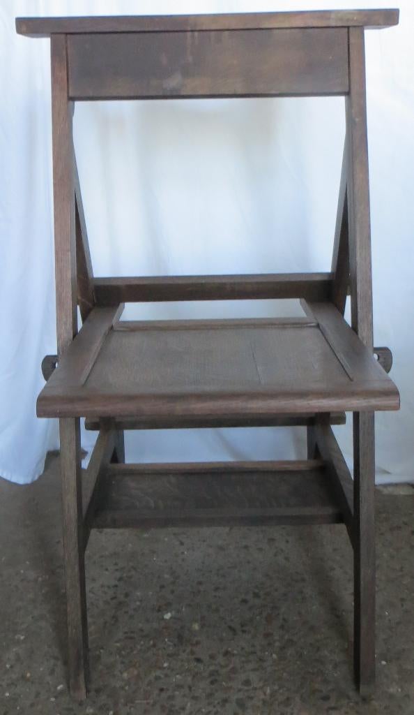 Oude donkere houten bidstoel. Kerkstoel, Ophalen
