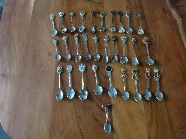 30 lepeltjes van verschillende steden / landen / plaatsen, Antiek en Kunst, Antiek | Bestek, Ophalen of Verzenden
