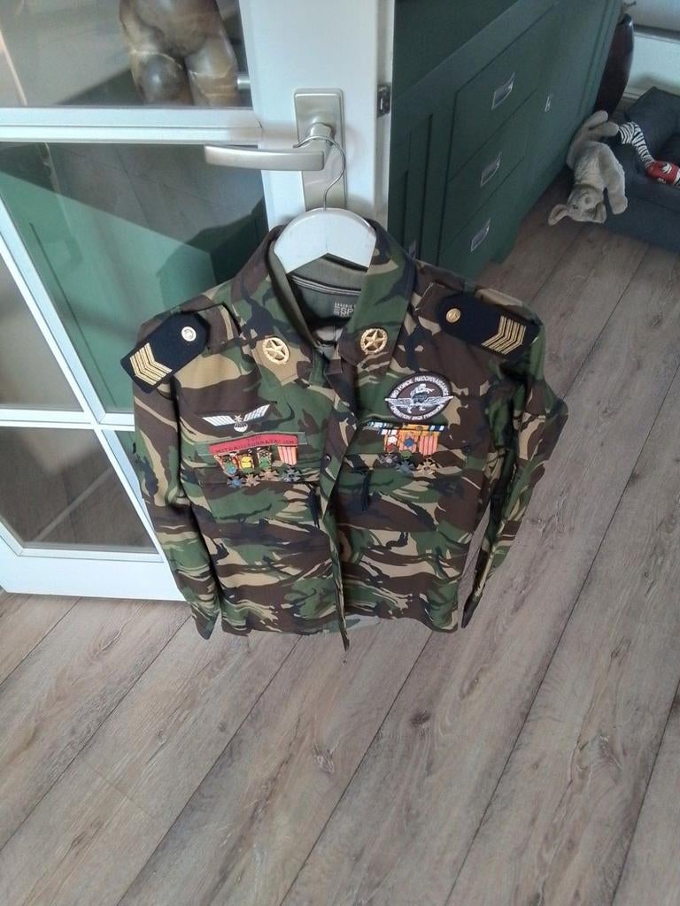Te koop camouflage uniform nieuw met zeldzame decoraties, Ophalen of Verzenden, Landmacht, Nederland, Kleding of Schoenen